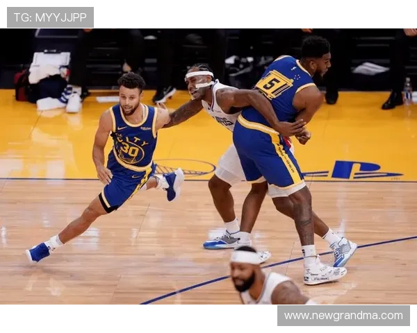 罗伯特森持球突破主导终结，对比库里更少无球跑位